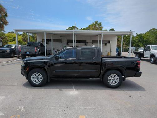 Super Black 2022 Nissan Frontier SV