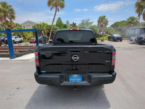 Super Black 2022 Nissan Frontier SV