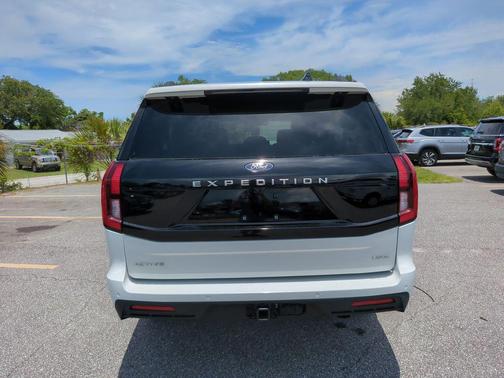 White Metallic 2025 Ford Expedition Max Active 4x2