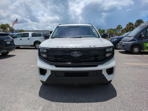 Star White Metallic Tri-Coat 2025 Ford Expedition Max Active 4x2