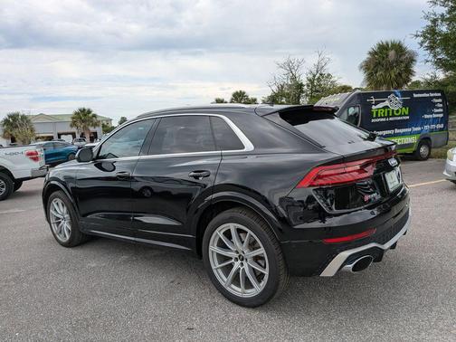 Mythos Black Metallic 2022 Audi RS Q8 4.0T