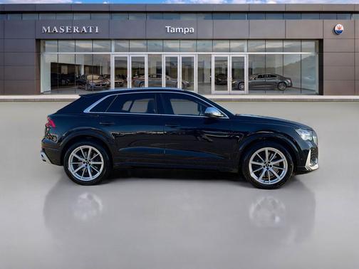 Mythos Black Metallic 2022 Audi RS Q8 4.0T