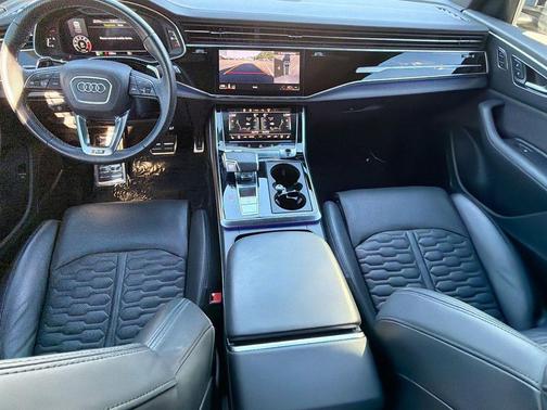 Mythos Black Metallic 2022 Audi RS Q8 4.0T