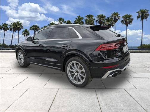 Mythos Black Metallic 2022 Audi RS Q8 4.0T