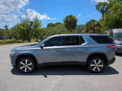 Satin Steel Metallic 2021 Chevrolet Traverse LT Leather