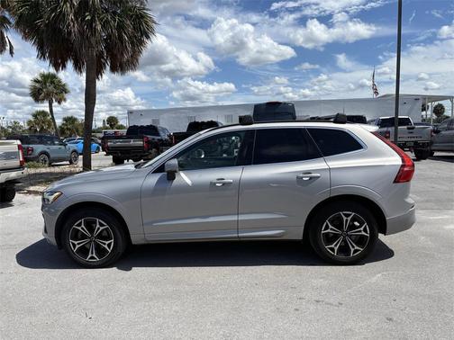 2022 Volvo XC60 B5 Momentum