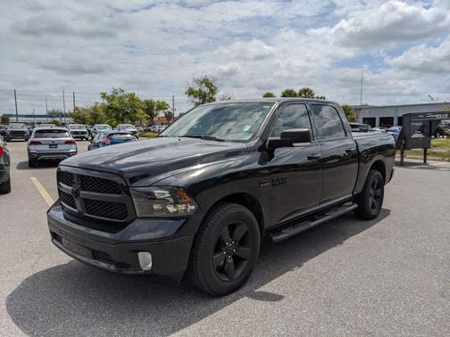 Brilliant Black Crystal Pearlcoat 2018 RAM 1500 Big Horn