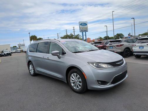 Billet Silver Metallic Clearcoat 2018 Chrysler Pacifica Touring-L