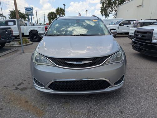 Billet Silver Metallic Clearcoat 2018 Chrysler Pacifica Touring-L