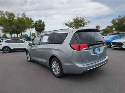 Billet Silver Metallic Clearcoat 2018 Chrysler Pacifica Touring-L