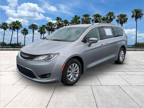 Billet Silver Metallic Clearcoat 2018 Chrysler Pacifica Touring-L