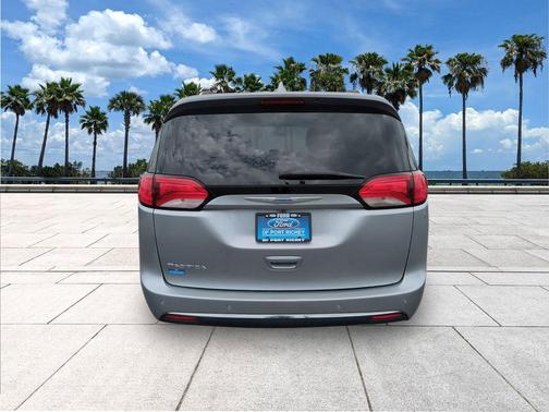 Billet Silver Metallic Clearcoat 2018 Chrysler Pacifica Touring-L