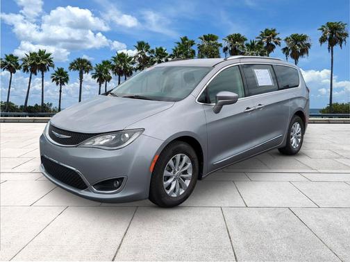 Billet Silver Metallic Clearcoat 2018 Chrysler Pacifica Touring-L