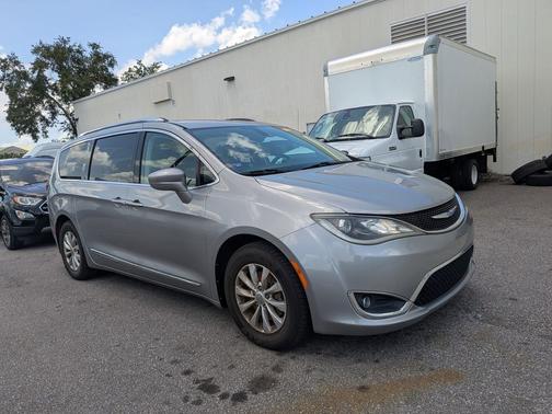 Billet Silver Metallic Clearcoat 2018 Chrysler Pacifica Touring-L