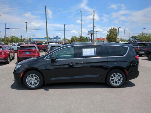 Brilliant Black Crystal Pearlcoat 2023 Chrysler Pacifica Touring L