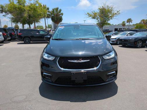 Brilliant Black Crystal Pearlcoat 2023 Chrysler Pacifica Touring L