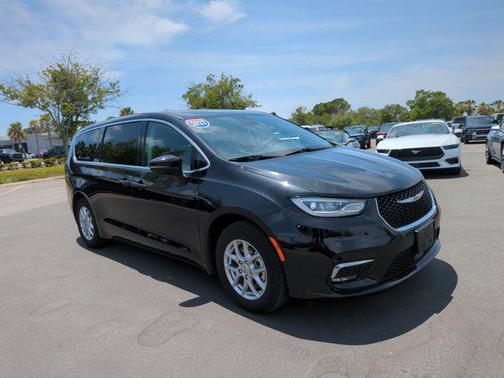 Brilliant Black Crystal Pearlcoat 2023 Chrysler Pacifica Touring L