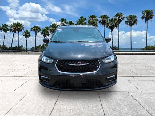 Brilliant Black Crystal Pearlcoat 2023 Chrysler Pacifica Touring L