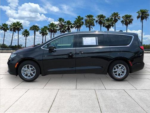 Brilliant Black Crystal Pearlcoat 2023 Chrysler Pacifica Touring L