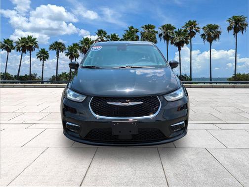 Brilliant Black Crystal Pearlcoat 2023 Chrysler Pacifica Touring L