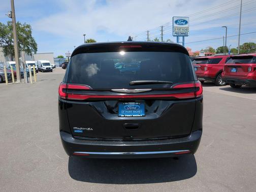 Brilliant Black Crystal Pearlcoat 2023 Chrysler Pacifica Touring L