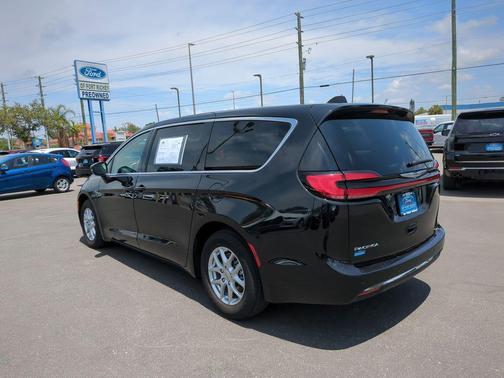 Brilliant Black Crystal Pearlcoat 2023 Chrysler Pacifica Touring L