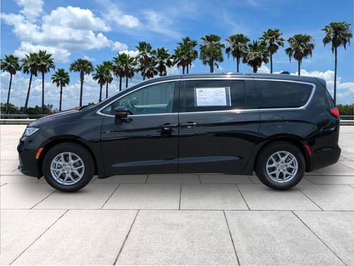 Brilliant Black Crystal Pearlcoat 2023 Chrysler Pacifica Touring L