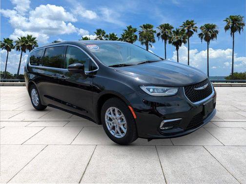 Brilliant Black Crystal Pearlcoat 2023 Chrysler Pacifica Touring L