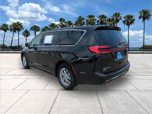Brilliant Black Crystal Pearlcoat 2023 Chrysler Pacifica Touring L