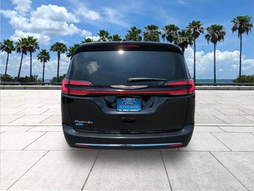 Brilliant Black Crystal Pearlcoat 2023 Chrysler Pacifica Touring L