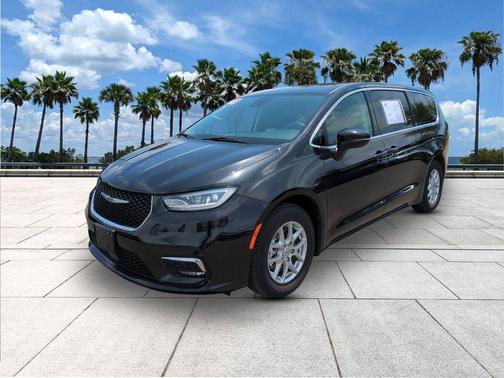 Brilliant Black Crystal Pearlcoat 2023 Chrysler Pacifica Touring L