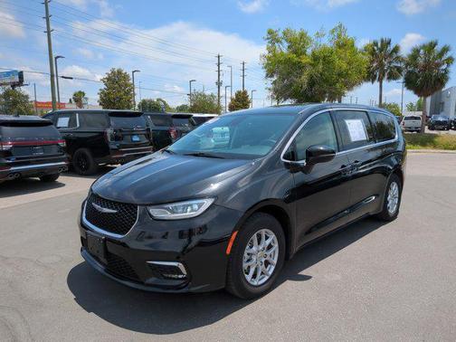 Brilliant Black Crystal Pearlcoat 2023 Chrysler Pacifica Touring L
