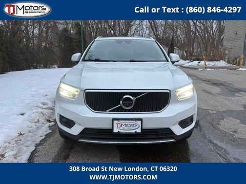 2022 Volvo XC40 T4 Momentum