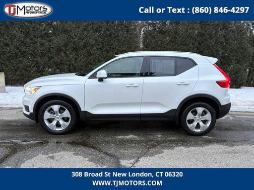 2022 Volvo XC40 T4 Momentum