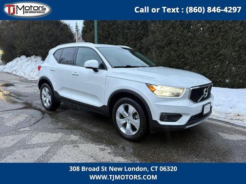 2022 Volvo XC40 T4 Momentum