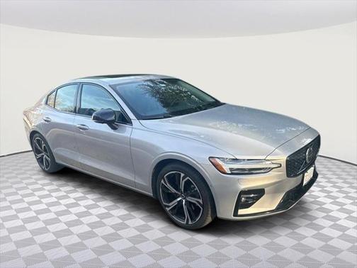 2024 Volvo S60 Plus Dark Theme