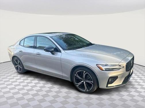 2024 Volvo S60 Plus Dark Theme