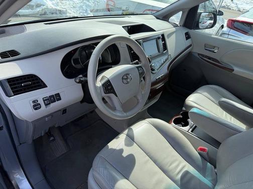 2011 Toyota Sienna XLE