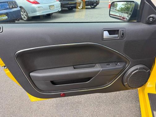 Screaming Yellow Clearcoat 2006 Ford Mustang GT Premium