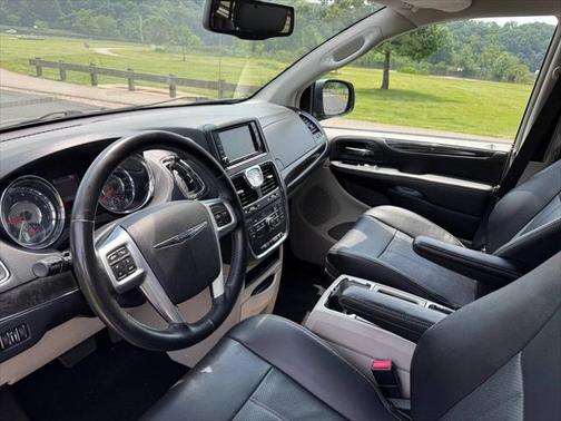 2014 Chrysler Town & Country Touring-L