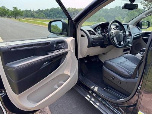 2014 Chrysler Town & Country Touring-L