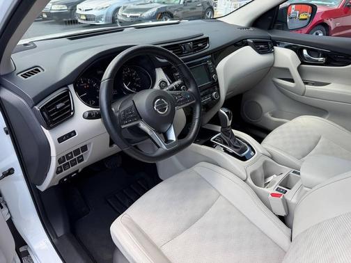Pearl White Tricoat 2022 Nissan Rogue Sport SV
