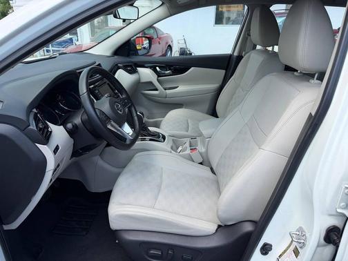 Pearl White Tricoat 2022 Nissan Rogue Sport SV