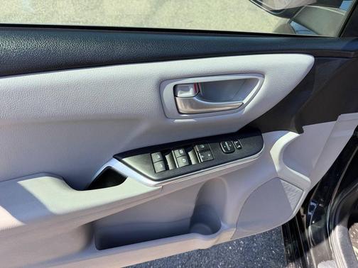 Midnight Black Metallic 2017 Toyota Camry SE