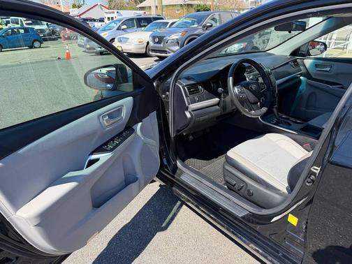 Midnight Black Metallic 2017 Toyota Camry SE