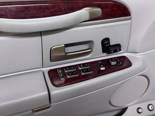 2005 Lincoln Town Car Signature