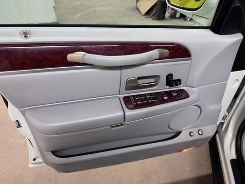 2005 Lincoln Town Car Signature