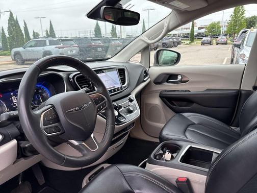 Bright White Clearcoat 2023 Chrysler Pacifica Touring-L