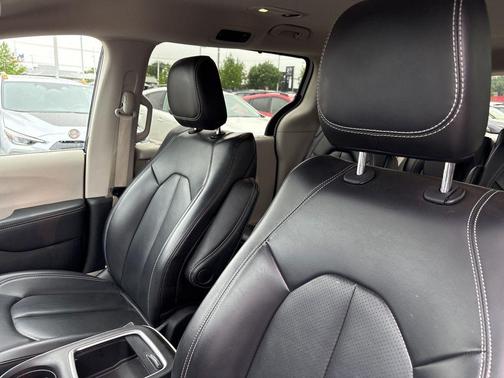 Bright White Clearcoat 2023 Chrysler Pacifica Touring-L