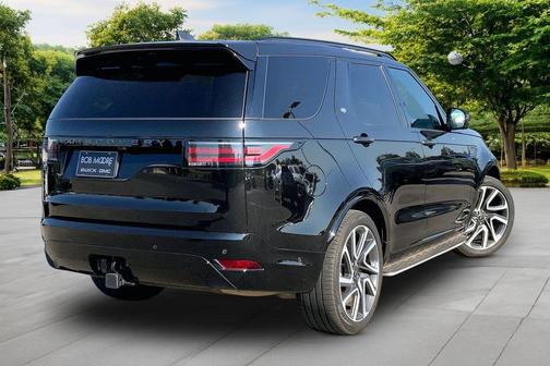 Santorini Black 2024 Land Rover Discovery P300 Dynamic SE